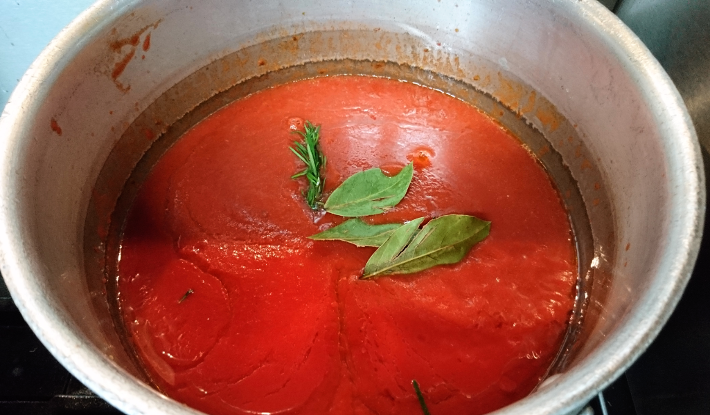 トマトソースを煮ている画像
